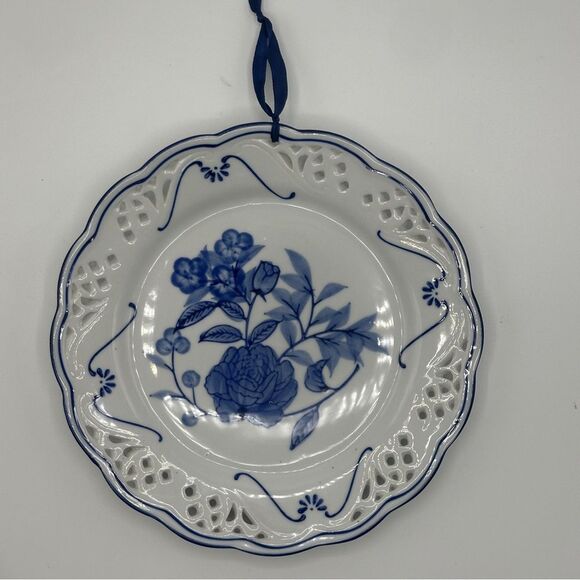 Set of 2 Blue & White Porcelain Hanging Plates - Floral Design - Picture 3 of 14